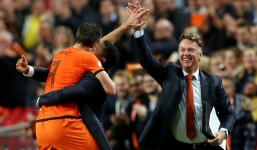 Nội bộ M.U lại lục đục: Van Persie ủng hộ Van Gaal thay David Moyes